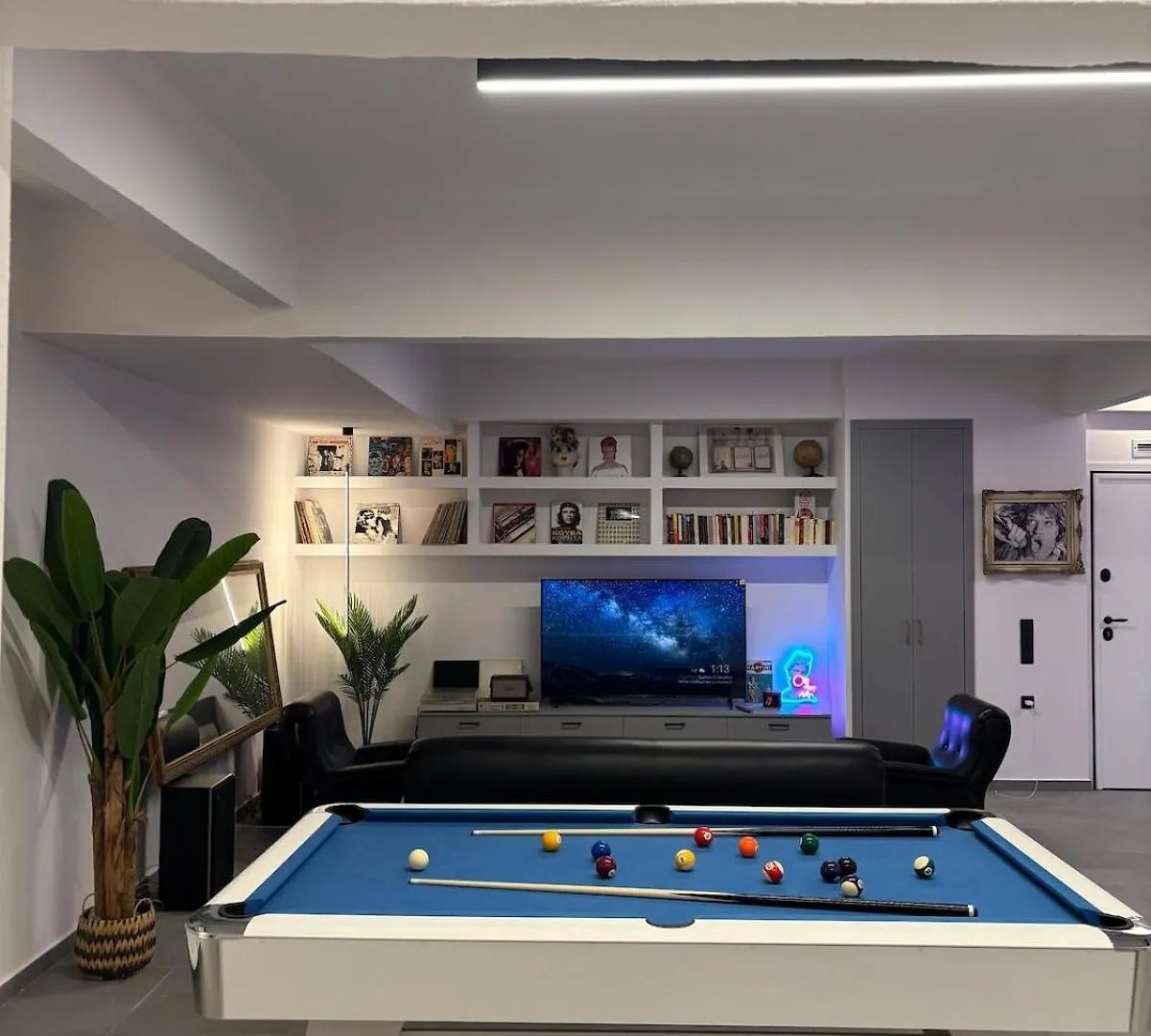 Rock N Roll Apartment, Downtown location